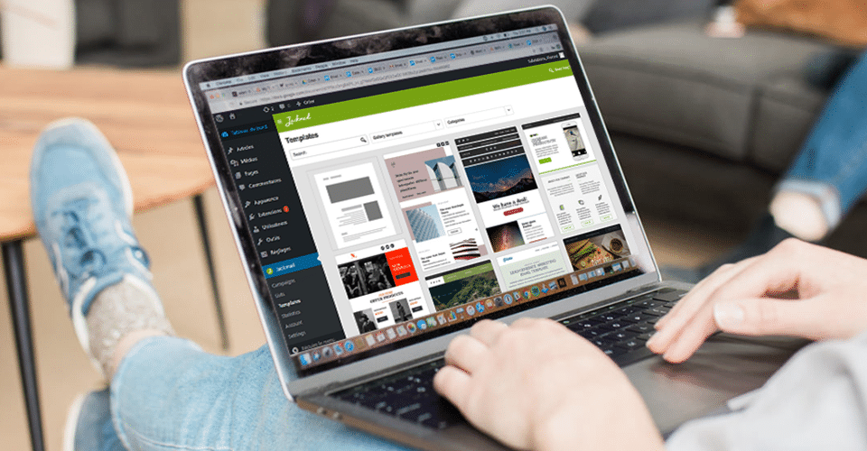 a person works on their email newsletter using Jackmail