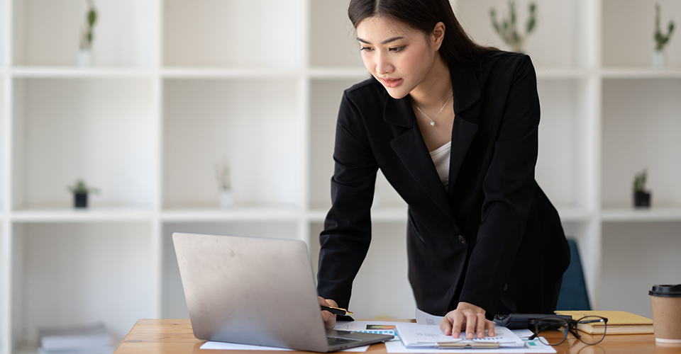 a woman uses her laptop to track outbound links