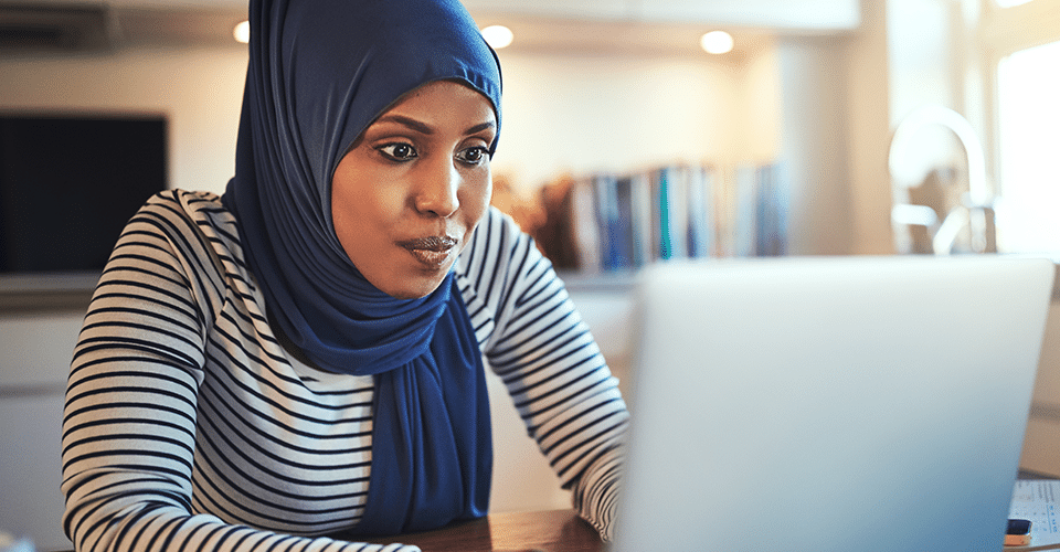 Perform Queries in Wordpress with WP_Query. image depicts a woman using a laptop