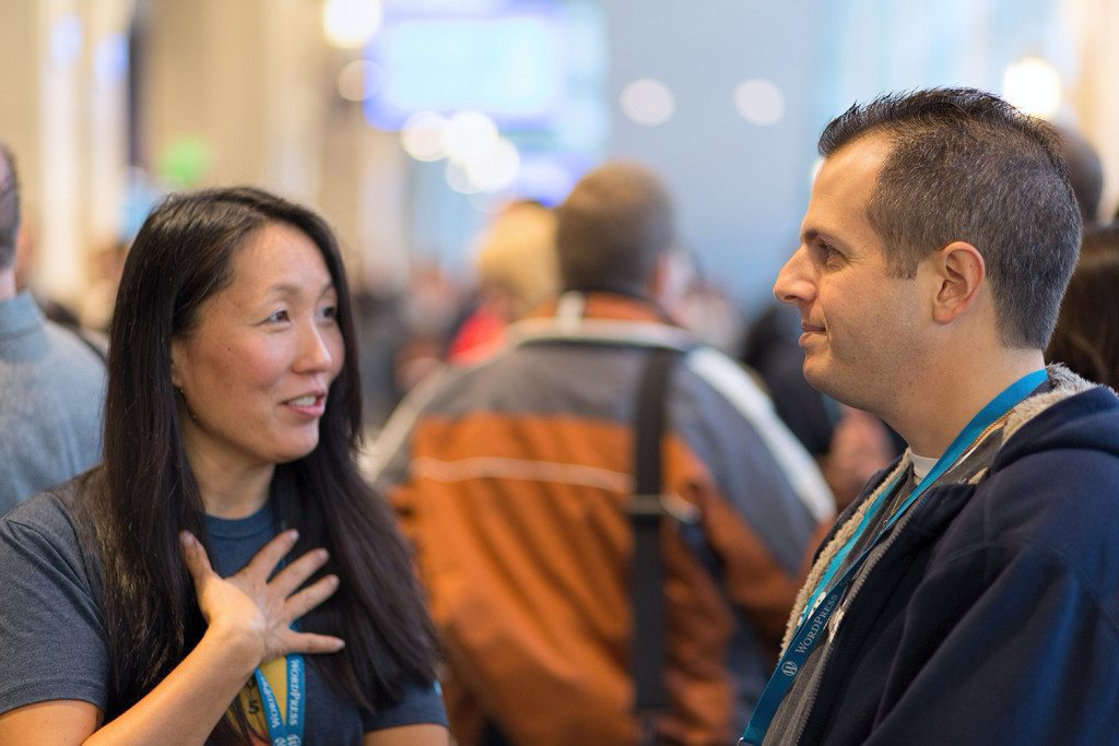 WordCamp US 2015 in Photos - Maria Groeschel converses with a WordCamp attendee 