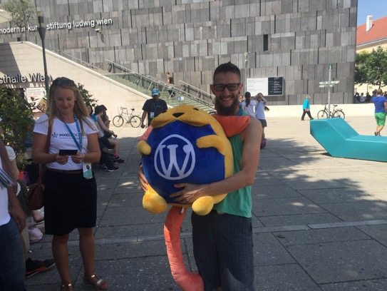 Wapuu joins WordPressers for lunch at WordCamp Europe.