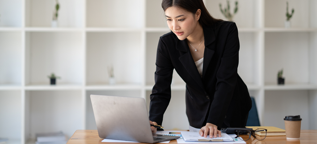 a woman uses her laptop to track outbound links