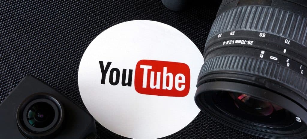 YouTube logo next to camera and photographic objective